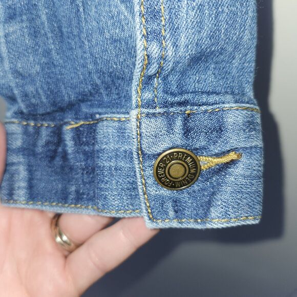 Forever 21 Girls M Premium Denim Jean Jacket Blue Slightly Distressed - Picture 8 of 11